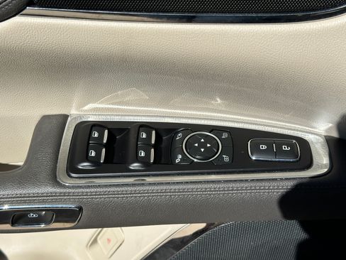 Used 2017 Lincoln Continental Select image 24