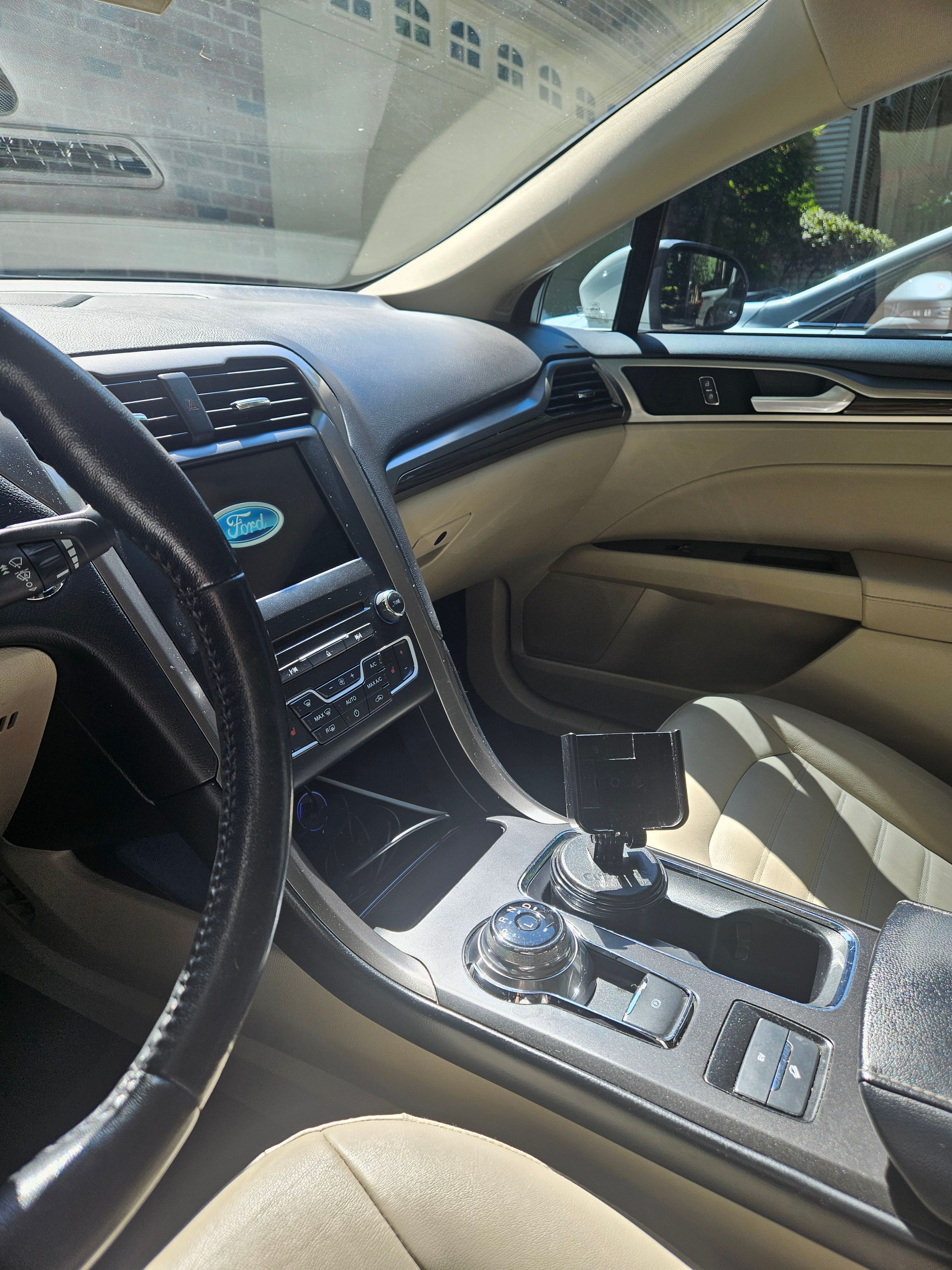 Used 2018 Ford Fusion Energi SE FWD image 2