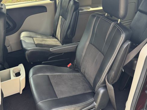 Used 2019 Dodge Grand Caravan SXT FWD image 9