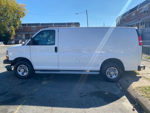 Used 2022 Chevrolet Express 2500 w/ Driver Convenience Package image 4