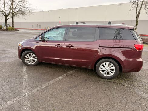 Used 2017 Kia Sedona LX w/ LX Essentials Premium Package image 2