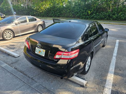 Used 2011 Toyota Camry LE image 2