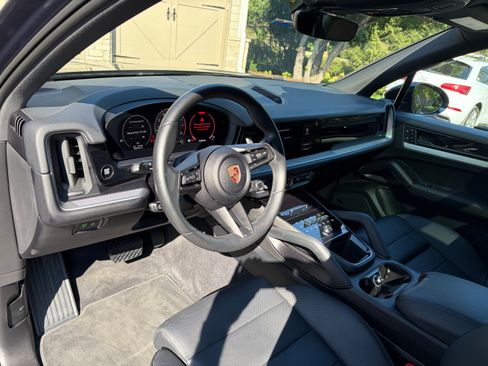 Used 2024 Porsche Cayenne AWD/4WD image 9