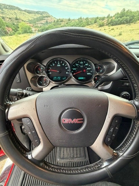 Used 2011 GMC Sierra 2500 SLE w/ SLE Preferred Package AWD/4WD image 9