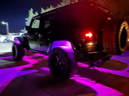 Used 2018 Jeep Wrangler Unlimited Rubicon w/ Connectivity Group AWD/4WD image 10