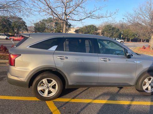 Used 2022 Kia Sorento LX FWD image 1