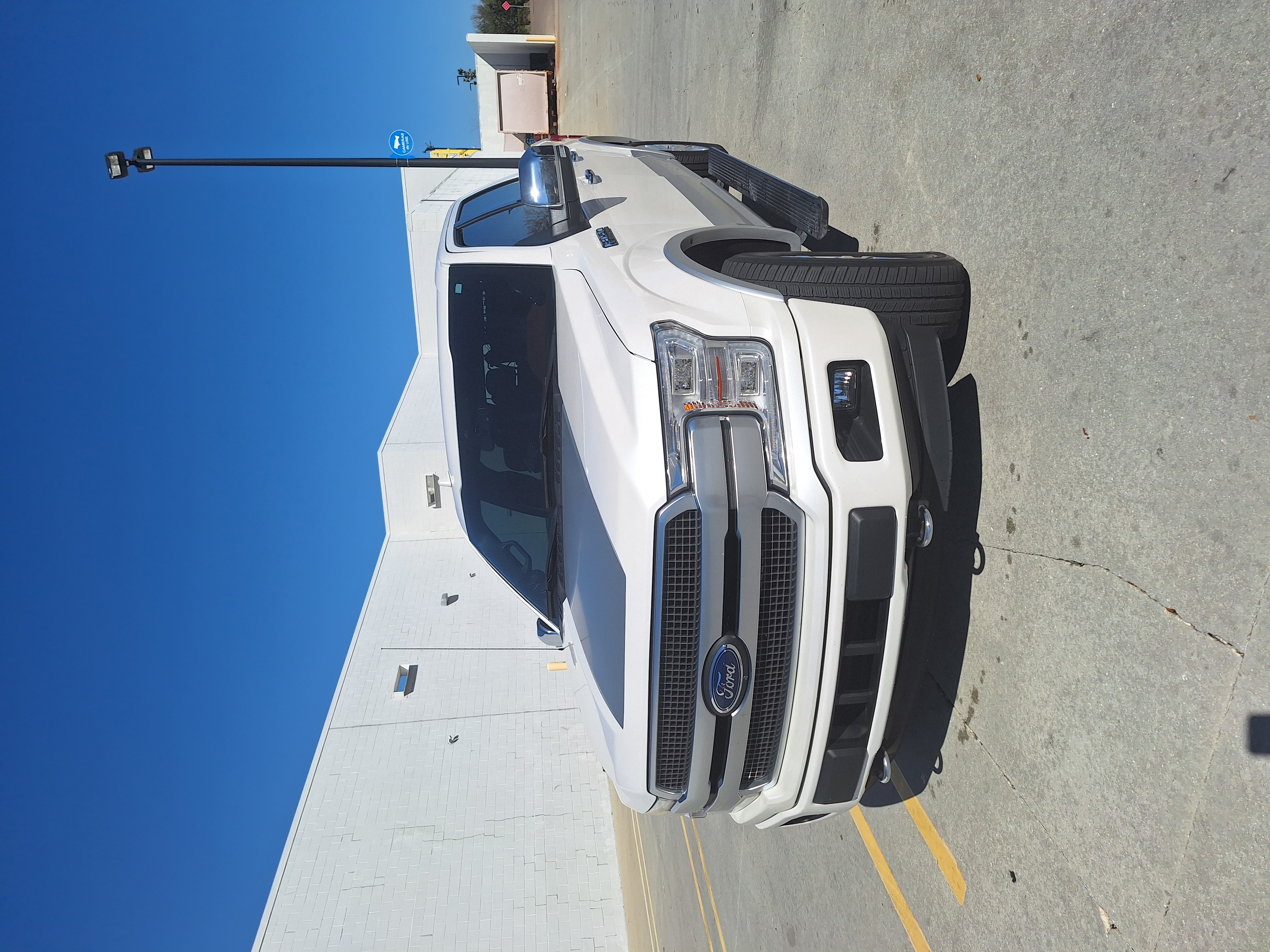 Used 2019 Ford F150 Platinum w/ Equipment Group 701A Luxury AWD/4WD image 4