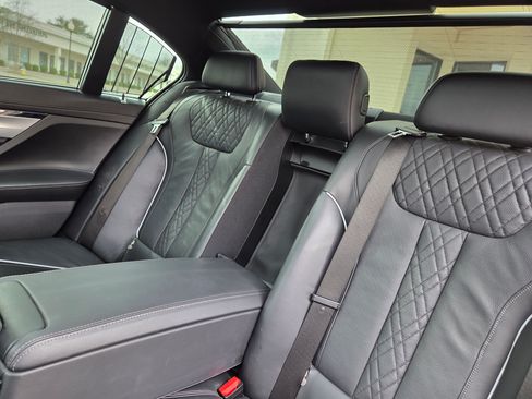 Used 2019 BMW 750i w/ Executive Package image 14