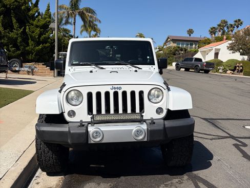 Used 2014 Jeep Wrangler Unlimited Sahara w/ Connectivity Group AWD/4WD image 10