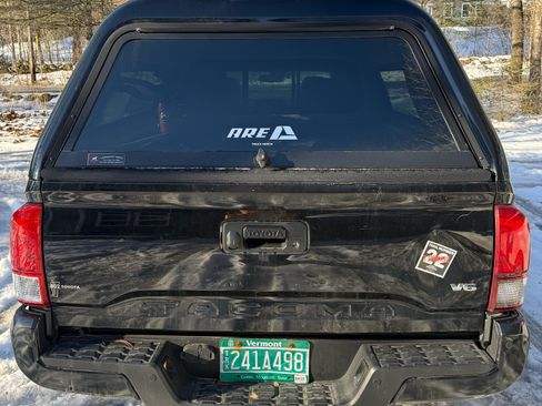 Used 2019 Toyota Tacoma TRD Sport image 9