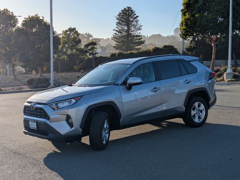 Used 2021 Toyota RAV4 XLE image 10