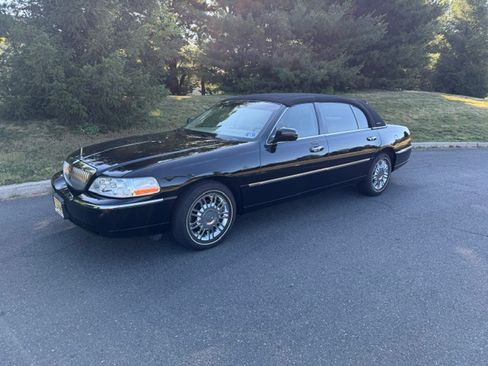 Used 2006 Lincoln Town Car Signature L RWD image 2