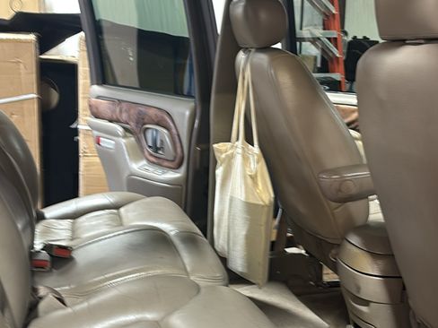 Used 1997 GMC Yukon 4WD 4-Door w/ Marketing Opt Pkg 5 image 6