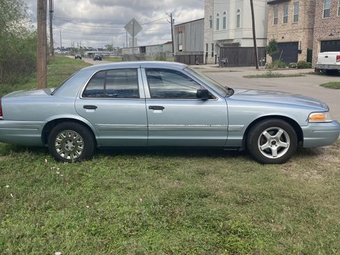 Used 2004 Ford Crown Victoria image 16