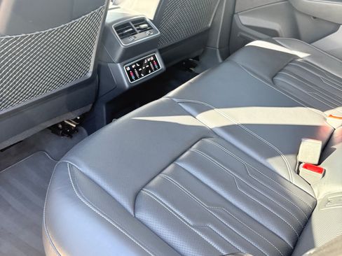 Used 2019 Audi e-tron Prestige w/ Prestige Package image 4