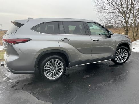 Used 2025 Toyota Highlander Limited image 6