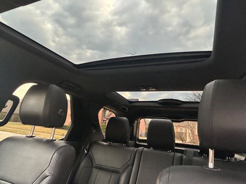 Used 2017 Land Rover Discovery HSE image 11