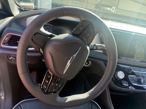 Used 2023 Chrysler Pacifica Limited w/ Uconnect Theater Family Group image 13