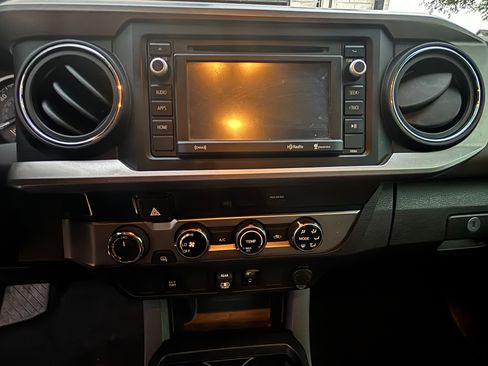Used 2018 Toyota Tacoma SR5 AWD/4WD image 12