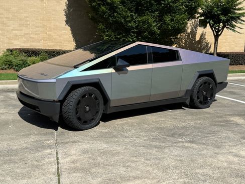 Used 2025 Tesla Cybertruck AWD Crew Cab image 9