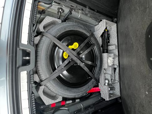 Used 2018 Volvo XC60 T5 Momentum w/ Convenience Package image 24