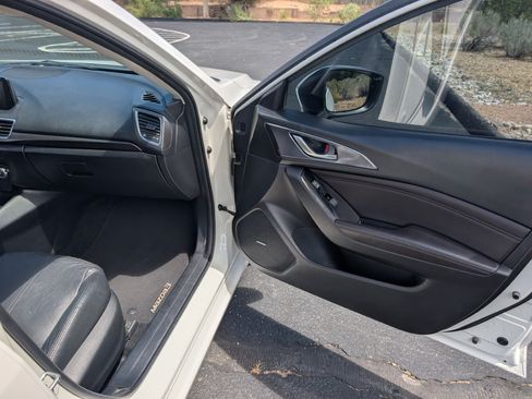Used 2018 MAZDA MAZDA3 Grand Touring w/ Premium Equipment Package FWD image 8