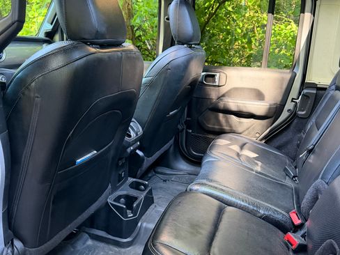 Used 2020 Jeep Wrangler Unlimited Sahara AWD/4WD image 10