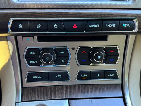 Used 2013 Jaguar XF image 20