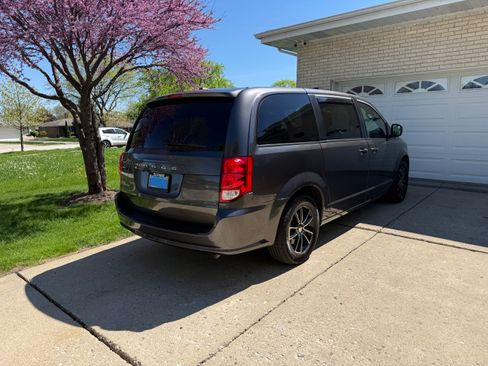 Used 2018 Dodge Grand Caravan SE FWD image 1