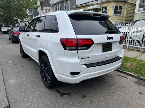 Used 2018 Jeep Grand Cherokee Altitude image 2