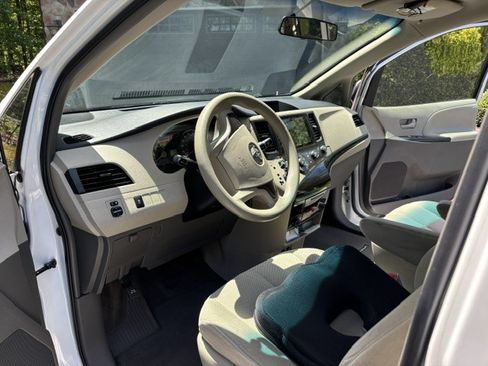 Used 2013 Toyota Sienna L FWD image 9