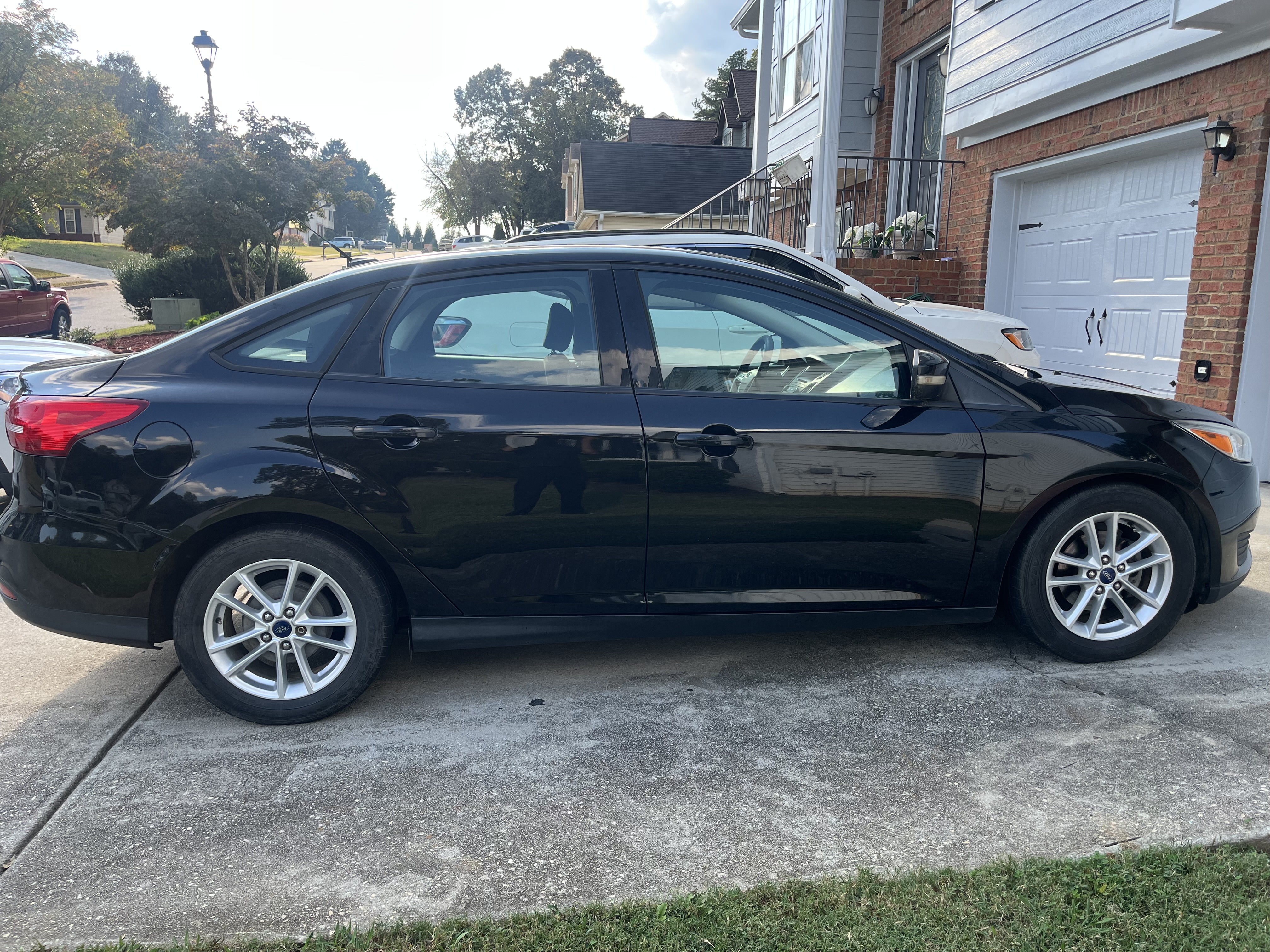 Used 2016 Ford Focus SE w/ Reverse Sensing Package FWD image 2