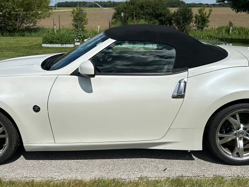 Used 2010 Nissan 370Z Touring w/ Sport Pkg RWD image 11