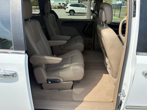 Used 2015 Chrysler Town & Country Touring-L w/ Driver Convenience Group image 17