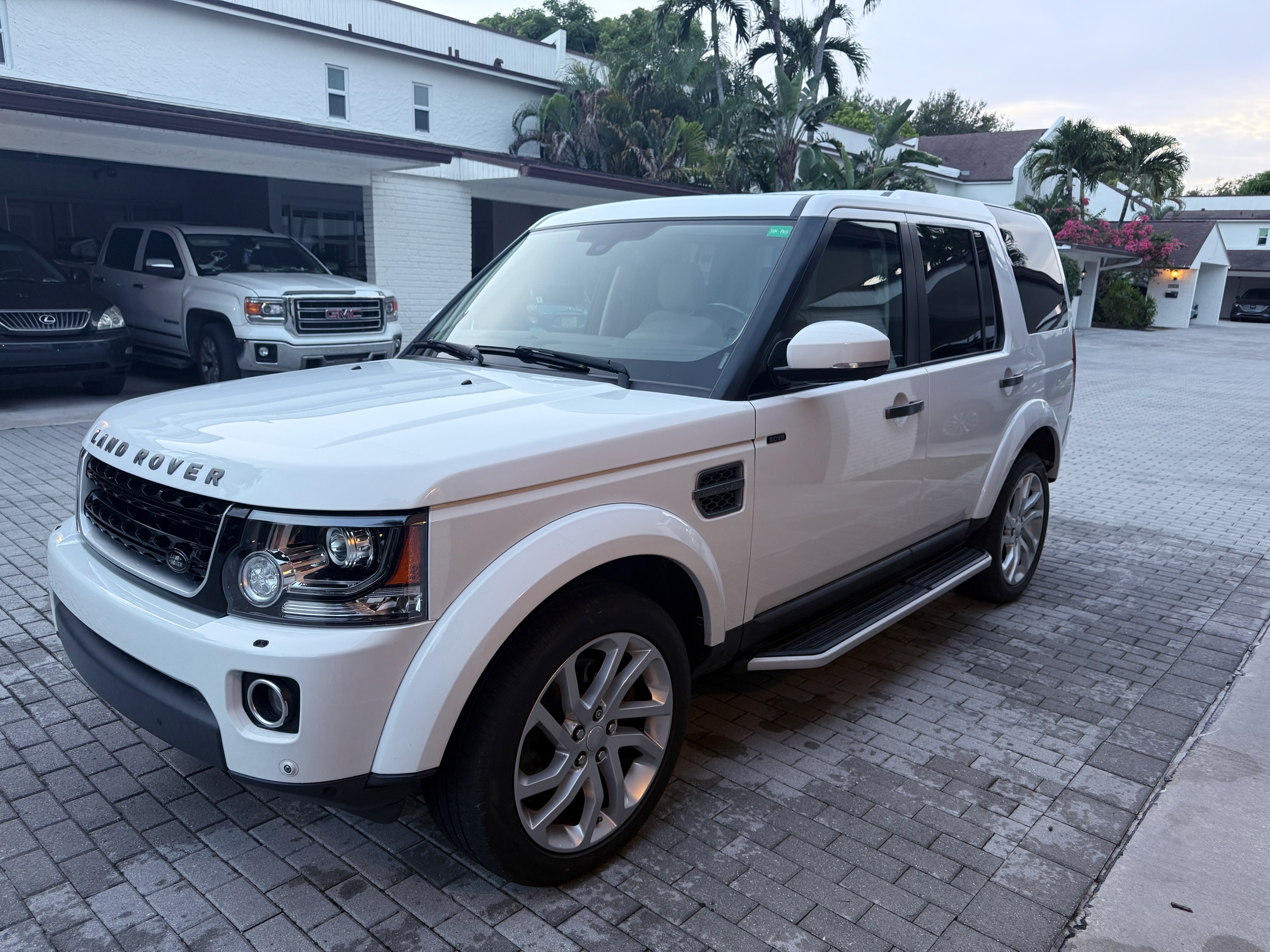 Used 2016 Land Rover LR4 HSE Silver Edition AWD/4WD image 4