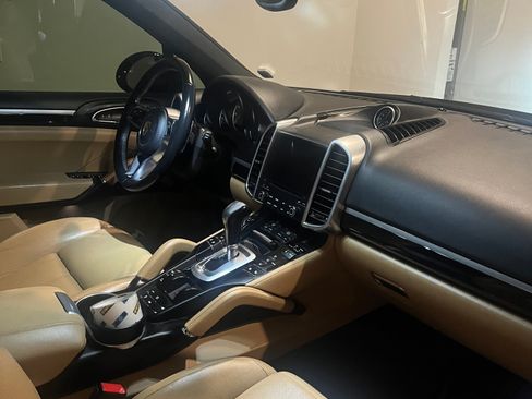 Used 2018 Porsche Cayenne image 25