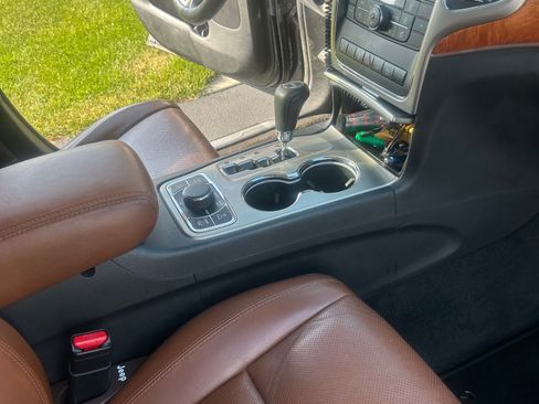 Used 2013 Jeep Grand Cherokee Overland AWD/4WD image 8