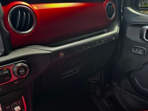 Used 2018 Jeep Wrangler Unlimited Rubicon AWD/4WD image 13