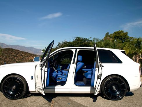 Used 2022 Rolls-Royce Cullinan w/ Technology Package image 30