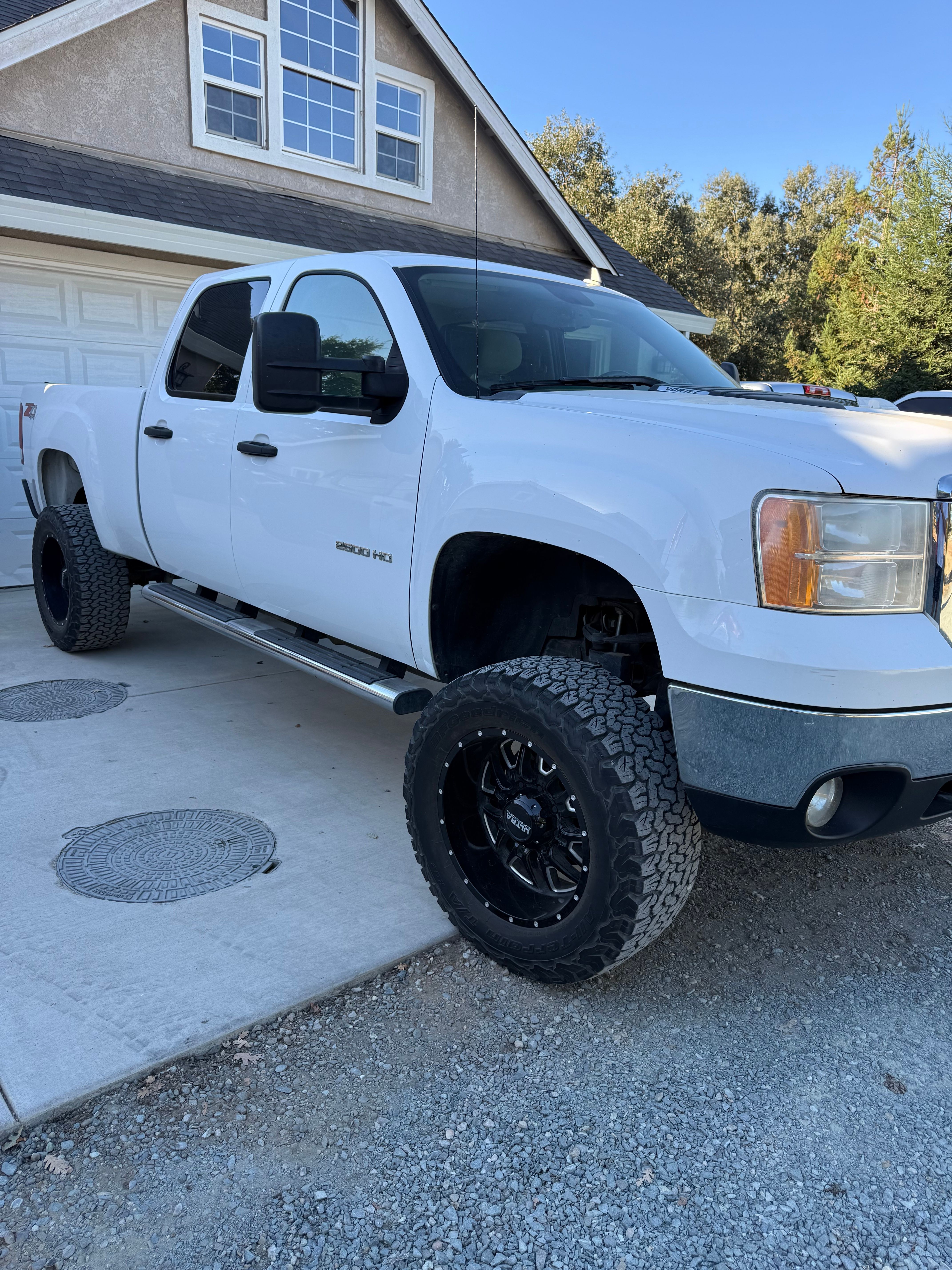 Used 2014 GMC Sierra 2500 SLE w/ SLE Preferred Package AWD/4WD image 1