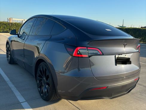 Used 2023 Tesla Model Y Performance image 2