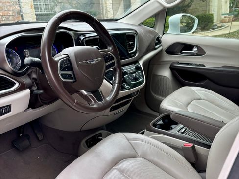 Used 2018 Chrysler Pacifica Touring-L Plus image 5