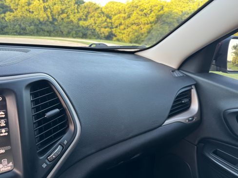 Used 2015 Jeep Cherokee Limited w/ Luxury Group image 24