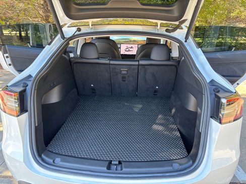 Used 2022 Tesla Model Y Long Range image 15