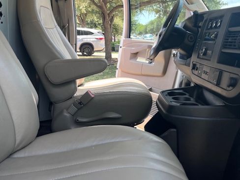 Used 2022 Chevrolet Express 2500 RWD image 12