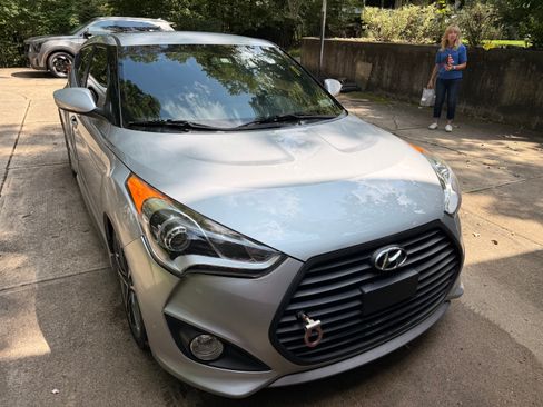 Used 2016 Hyundai Veloster Turbo FWD image 4