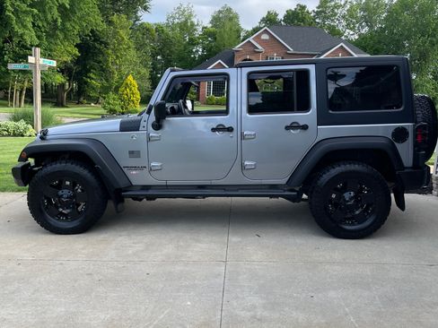 Used 2013 Jeep Wrangler Unlimited Sport AWD/4WD image 6