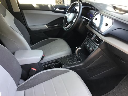 Used 2022 Volkswagen Taos SE FWD image 11