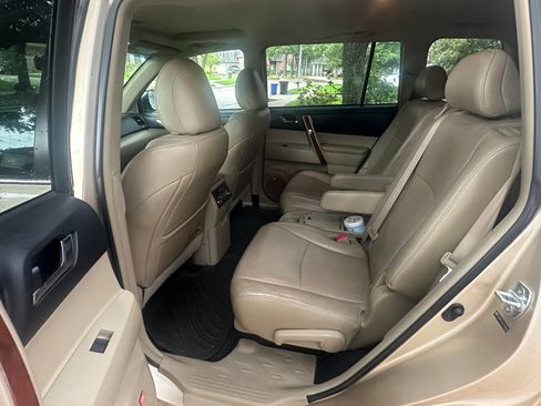 Used 2012 Toyota Highlander Limited w/ Tow Pkg AWD/4WD image 8