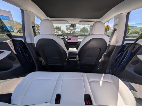 Used 2021 Tesla Model Y Performance image 9